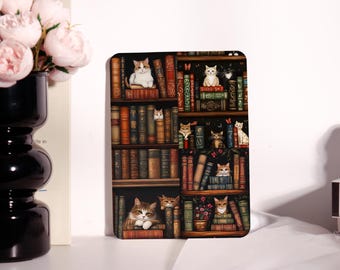 Könnte beinhalten: Dekoratives Panel mit einer detaillierten Illustration eines Bücherregals voller antiker Bücher. Katzen sind zwischen den Büchern platziert und verleihen dem Ganzen eine skurrile Note. Die Farbpalette umfasst warme Brauntöne, Rot- und Grüntöne und erzeugt eine gemütliche, Vintage-Ästhetik.