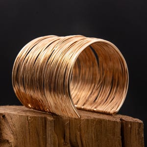 Bracelet manchette en fil doré - Audacieux, élégant et unique