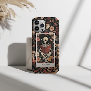Skeleton Tarot Reader Goth Handyhülle, Floral Dark Academia Handyhülle, Bookish Handyhülle, Gothic Wildblumen iPhone Hülle, Buchliebhaber Geschenk