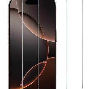 Könnte beinhalten: Ein Smartphone mit goldfarbenem Rahmen und dunklem Bildschirm, mit zwei transparenten Displayschutzfolien darüber. Die Displayschutzfolien sind rechteckig mit abgerundeten Ecken.