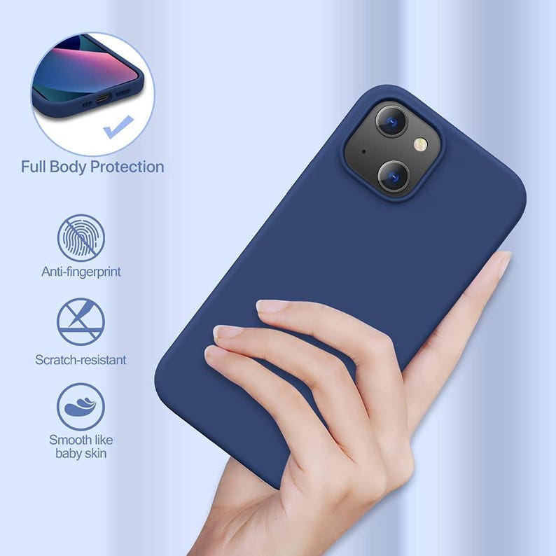 Puede incluir: Una funda de tel&eacute;fono azul con un recorte para el objetivo de la c&aacute;mara. La funda es lisa y tiene un acabado mate. La funda est&aacute; siendo sostenida por una mano. El texto "Full Body Protection", "Anti-fingerprint", "Scratch-resistant", y "Smooth like baby skin" es visible en la imagen.