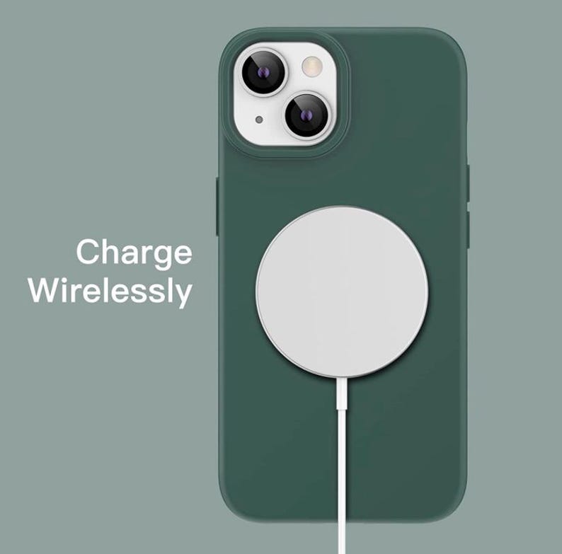 Puede incluir: Una funda de tel&eacute;fono verde con una almohadilla de carga inal&aacute;mbrica blanca unida a ella. El texto "Charge Wirelessly" es visible en la imagen.