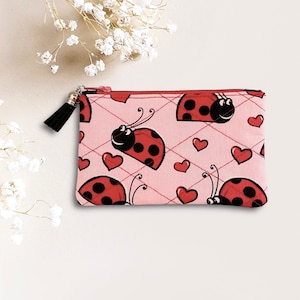 Lady Bug CARD HOLDER/LADYBUG Monedero/Monedero de mariquita/Botón de corazón/Tela de mariquita roja/ Monedero pequeño /Tirador de cremallera de borla