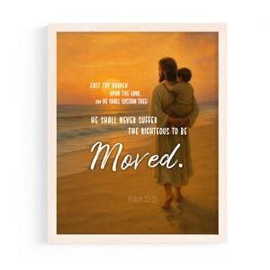 Op de afbeelding: Een ingelijste prent toont een figuur die een kind draagt op een strand bij zonsondergang. De afbeelding bevat de tekst "CAST THY BURDEN UPON THE LORD, AND HE SHALL SUSTAIN THEE: HE SHALL NEVER SUFFER THE RIGHTEOUS TO BE Moved. PSALM 55:22."