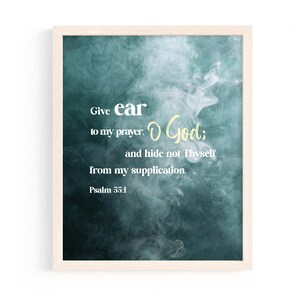 Puede incluir: Impresión artística enmarcada con un fondo ahumado turquesa y blanco. El texto dice "Give ear to my prayer, O God; and hide not Thyself from my supplication. Psalm 55:1" en letras blancas y doradas.