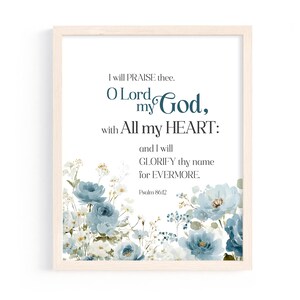 Könnte beinhalten: Gerahmter Druck mit dem Text "I will PRAISE thee, O Lord my God, with All my HEART: and I will GLORIFY thy name for EVERMORE. Psalm 86:12." Das Bild zeigt blaue und weiße Blumen.