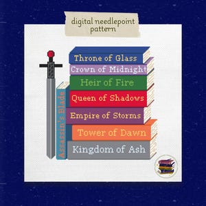 Könnte beinhalten: Ein Stickmuster mit einer Reihe von Büchern mit den Titeln "Throne of Glass", "Crown of Midnight", "Heir of Fire", "Queen of Shadows", "Empire of Storms", "Tower of Dawn" und "Kingdom of Ash". Links neben den Büchern befindet sich ein Schwert mit dem Text "Assassin's Blade".