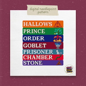 Könnte beinhalten: Ein digitales Stickmuster mit den Titeln der Harry-Potter-Bücher in einem Stapel, wobei jeder Buchtitel in einer anderen Farbe und einem Symbol aus dem Buch dargestellt ist. Die Titel sind "Heiligtümer", "Prinz", "Orden", "Kelch", "Gefangene", "Kammer" und "Stein".