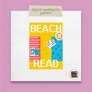 Könnte beinhalten: Digitales Kreuzstichmuster mit den weißen Worten "BEACH READ" auf gelbem Hintergrund. Das Design umfasst ein Strandtuch, eine Sonne und eine blau gemusterte Strandtasche. Die Worte "digital needlepoint pattern" stehen oben.