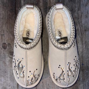 Könnte beinhalten: Ein Set aus drei Keramikbechern mit gesprenkelter, matter Oberfläche. Jeder Becher hat eine andere Farbe: Hellblau, Creme und Grau. Die Becher haben ein schlichtes, modernes Design und einen bequemen Griff.