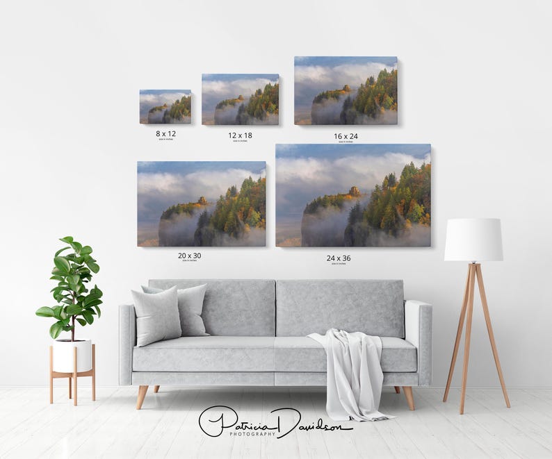 Puede incluir: Se exhiben varias impresiones en lienzo de paisajes en una pared blanca. Las impresiones muestran una escena monta&ntilde;osa con niebla, &aacute;rboles y un edificio. Tama&ntilde;os: 8x12, 12x18, 16x24, 20x30 y 24x36 pulgadas (aprox. 20x30, 30x46, 41x61, 51x76, y 61x91 cm). Firma del artista.