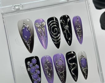 Presse pourpre gothique sur les ongles, faux ongles glam foncé, nail art argenté et violet, faux ongles violets gothiques 3D, ongles gothiques