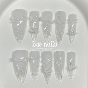 Witte kant Cat Eye pers op de nagels | 3D-striknagels | Bruidsparelnagels | Elegante heldere nagels | Nagelset bruiloft