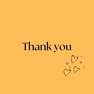 Może przedstawiać: Pomarańczowe tło z napisem "Thank you" czarną, elegancką czcionką. Trzy czarne serca i małe krzyżyki znajdują się w prawym dolnym rogu, tworząc prosty, ale uroczy design.