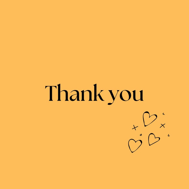 Może przedstawiać: Pomarańczowe tło z napisem "Thank you" czarną, elegancką czcionką. Trzy czarne serca i małe krzyżyki znajdują się w prawym dolnym rogu, tworząc prosty, ale uroczy design.