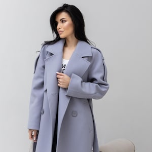 Lichtblauwe jas lang, wollen jas lang warm, wollen jas met ceintuur, elegante wollen jas, minimalistische damesjas, klassieke herfstwollen jas, omslagmantel