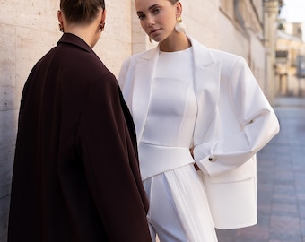 オーバーサイズのブレザー付きホワイトのエレガントなスリーピーススーツ、ビジネススーツ、オフィススイート、ユニークなトップス