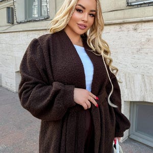 Lång ullkofta i bouclé, maxijacka med omlott, varm stickad tröja med bälte, mysig höstvinter, plus size-loungewear med fickor