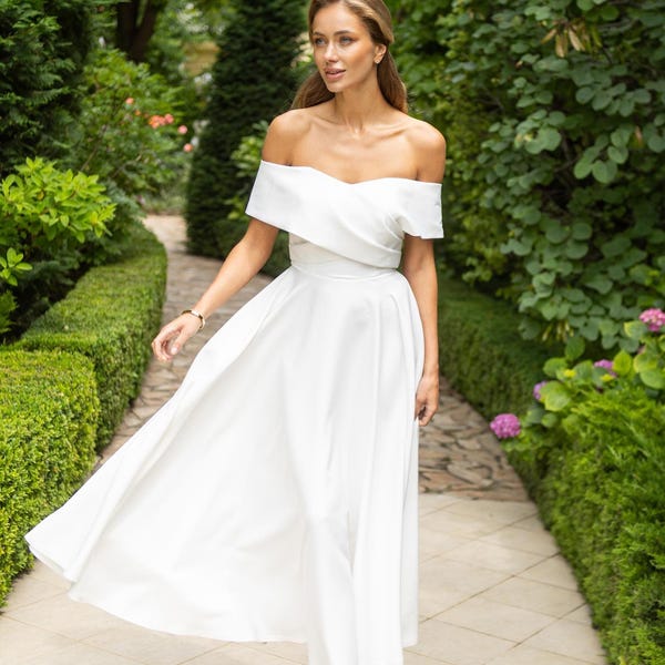 Witte midi-jurk met luchtige rok, trouwjurk voor burgerlijke ceremonie