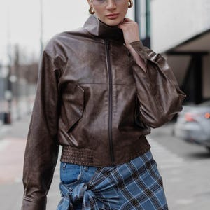 Blouson en cuir écologique pour femme - vêtement d'extérieur chic et élégant, blouson aviateur pour femme, veste courte en similicuir, blazer élégant en cuir chocolat
