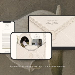 Puede incluir: Un tel&eacute;fono inteligente y una pantalla de port&aacute;til que muestran una plantilla de sitio web para invitaciones de boda. El dise&ntilde;o presenta sobres color crema con encaje, sellos de cera y marcos de fotos. El texto incluye A Love Letter From Clara & Elliot.