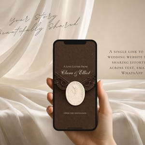 Może przedstawiać: Smartfon wyświetlający cyfrowe zaproszenie ślubne na ciemnobrązowym tle. Ekran zawiera tekst A LOVE LETTER FROM Clara & Elliot, owalną pieczęć lakową w kolorze kremowym z motywem kwiatowym oraz tekst OPEN THE INVITATION.