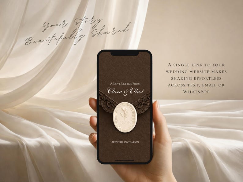 Może przedstawiać: Smartfon wyświetlający cyfrowe zaproszenie ślubne na ciemnobrązowym tle. Ekran zawiera tekst A LOVE LETTER FROM Clara & Elliot, owalną pieczęć lakową w kolorze kremowym z motywem kwiatowym oraz tekst OPEN THE INVITATION.