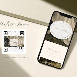 Puede incluir: Un tel&eacute;fono inteligente que muestra una demostraci&oacute;n de sitio web de bodas con un temporizador de cuenta regresiva y los nombres Clara & Elliot. Junto al tel&eacute;fono hay un c&oacute;digo QR cuadrado con el texto Website Demo y Scan to preview the website.