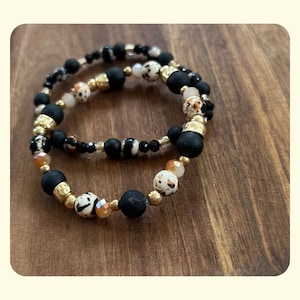 Schwarz, Weiß und Gold-Beendete Perlenarmbänder