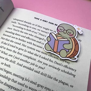 Reading Turtle Magnetic Bookmark – Cute Cozy Green Turtle Book Buddy – Planner Journal Clip for Book Lovers – Loop & Loom