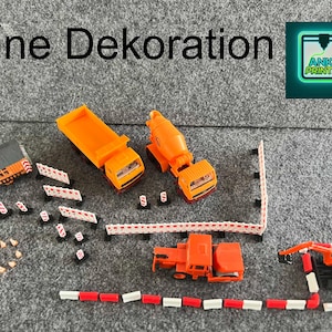 Könnte beinhalten: Eine Sammlung von Miniatur-Baumaschinen und Straßensperren in Orange, Weiß und Rot. Das Set enthält einen Muldenkipper, einen Betonmischer und einen Bagger sowie Straßenschilder und -sperren. Der Text "ohne Dekoration" ist sichtbar.