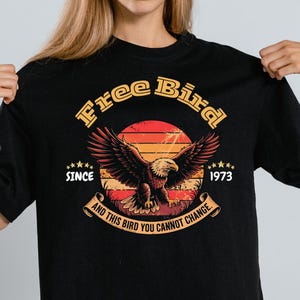 Camiseta vintage de pájaro libre, camiseta retro con gráfico de águila, camiseta de banda con colores cómodos, camiseta de banda de rock de los 70, camiseta de pájaro patriótico, camiseta desde 1973.