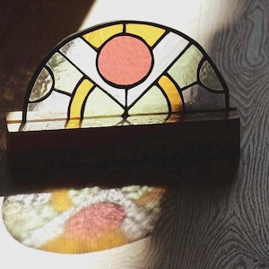 Panel de vitral hecho a mano: decoración única para el hogar, arte geométrico en vitral, atrapasol para ventana