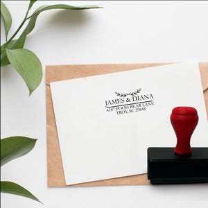 Personalizowany stempel adresowy, spersonalizowany stempel samotuszujący z adresem zwrotnym, stempel z inicjałem i monogramem na kopercie, prezent na parapetówkę