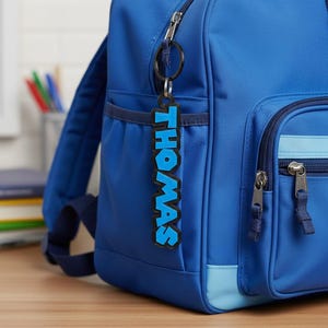 Puede incluir: Un juego de tres tazas de cerámica con acabado mate moteado. Las tazas son de color crema, gris claro y gris oscuro. Cada taza tiene un diseño simple y minimalista, ideal para café o té.