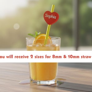 Puede incluir: Un vaso de zumo de naranja con una pajita amarilla y un adorno rojo en forma de corazón que dice "Sophia". La bebida está adornada con una rodaja de naranja y menta. El texto de la imagen dice: "Recibirás 2 tamaños para pajitas de 8 mm y 10 mm."