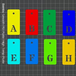 Könnte beinhalten: Acht farbige rechteckige Anhänger, jeder mit einem Buchstaben von A bis H. Die Anhänger sind gelb, rot, grün, blau, cyan, blau, grün und gelb. Jeder Anhänger hat oben ein kleines Loch. Der Hintergrund ist ein dunkelgraues Gitter.