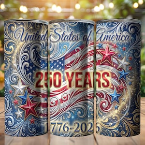 Pode incluir: Três canecas de aço inoxidável com um design patriótico. As canecas apresentam o texto "United States of America" e "250 YEARS 1776-2026" com um motivo de bandeira e estrelas em vermelho, branco e azul.
