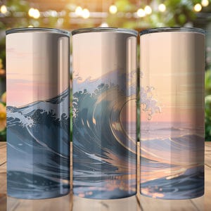 以下が含まれることがあります： 海波のデザインが施された、ステンレス製のタンブラー3個セット。青と白の水面が特徴的な大きな波が、オレンジとピンクの色合いの夕焼け空を背景に描かれています。