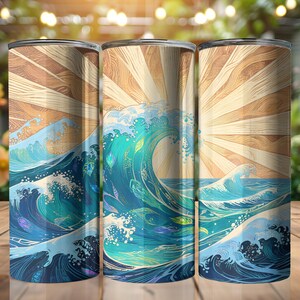 以下が含まれることがあります： ティール、ブルー、ホワイトの色合いで描かれた大きな波のグラフィックデザインが施された円筒形のタンブラー。背景には、明るい茶色の木目調のテクスチャを持つ、様式化された太陽の光が描かれています。
