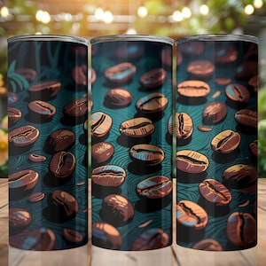 Pode incluir: Três canecas de café com um padrão repetido de grãos de café em tons de castanho, laranja e azul sobre um fundo verde-azulado. O design é uma ilustração estilizada. As canecas são cilíndricas e parecem ser de metal.