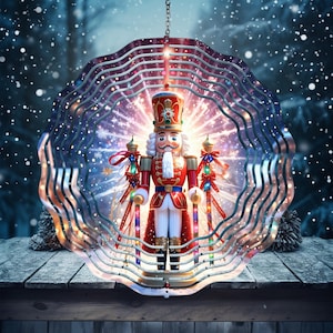 Puede incluir: Decoración navideña festiva con un tradicional soldado cascanueces con uniforme rojo y blanco, dentro de un marco metálico decorativo y en capas. El fondo muestra una escena de bosque nevado, con copos de nieve y una superficie de madera.