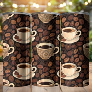 Pode incluir: Três canecas de café com um padrão repetido de grãos de café e xícaras de café. As xícaras são preenchidas com café escuro e ficam em pires. O fundo é marrom escuro.