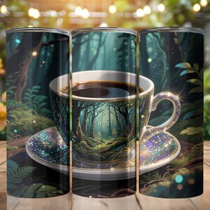 Puede incluir: Un vaso cilíndrico con un diseño envolvente de una taza de café llena de líquido oscuro sobre un platillo. La ilustración muestra una escena de bosque denso y oscuro con detalles brillantes y centelleantes en los bordes.