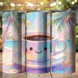 Pode incluir: Um copo de aço inoxidável de 590 ml com um design extravagante de uma xícara de café sorrindo em um pires, em um cenário de praia tropical com palmeiras e oceano. O design tem cores pastel.