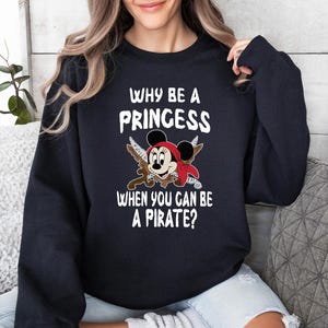 K&ouml;nnte beinhalten: Ein Set aus drei Keramikbechern mit gesprenkelter, matter Oberfl&auml;che. Jeder Becher hat eine andere Farbe: hellblau, cremefarben und grau. Die Becher haben ein schlichtes, modernes Design und einen bequemen Griff.