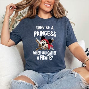 K&ouml;nnte beinhalten: Ein Set aus drei Keramikbechern mit gesprenkelter, matter Oberfl&auml;che. Die Becher sind in Creme-, Hellgrau- und Dunkelgraut&ouml;nen gehalten. Jeder Becher hat ein schlichtes, minimalistisches Design und einen abgerundeten Henkel.