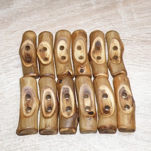 Conjunto de 12 botões grandes artesanais em madeira de acácia em formato de galho de árvore (4,5 cm de diâmetro x 1,4 cm de espessura).