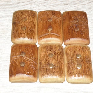 Pode incluir: Seis botões de madeira com designs diferentes, cada um com dois furos. Os botões são marrons e têm uma textura de madeira natural.