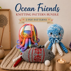 Könnte beinhalten: Ein Strickmuster-Paket mit dem Titel Ocean Friends, das drei PDF-Anleitungen enthält. Das Bild zeigt einen regenbogenfarbenen Oktopus, einen blau-weißen Oktopus und einen grau-rot gemusterten Fisch, alle aus gestricktem Garn gefertigt.
